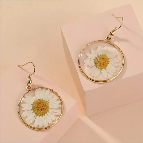 "Daisy Sundays” Real Flower Gold Circle Pendant Bohemian Hippie Plant Earrings - Picture 5 of 7